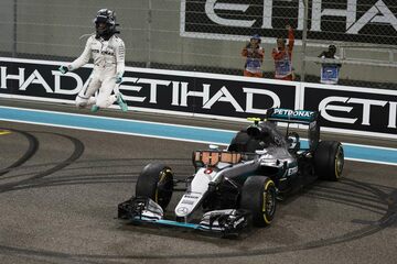 Нико Росберг, Mercedes F1 W07 Hybrid, выпрыгивает из автомобиля на радостях от победы в чемпионате