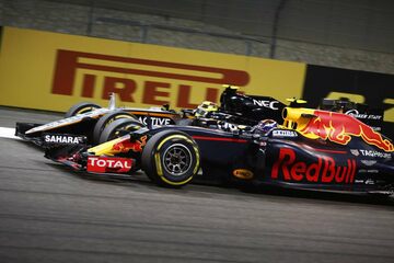 Макс Ферстаппен, Red Bull Racing RB12 TAG Heuer, обгоняет Серхио Переса, Force India VJM09 Mercedes