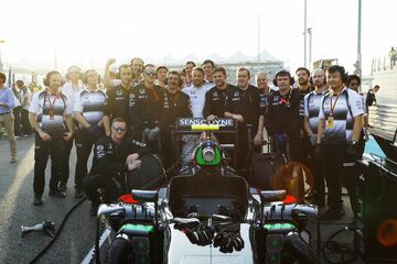 Дженсон Баттон, McLaren, и команда его инженеров на стартовой решетке перед последней гонкой британца в Формуле 1