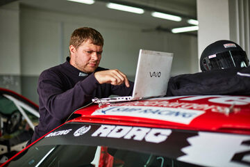 Сам Дмитрий Капустин принимает непосредственное участие в настройке своего Nissan Skyline GT-R.