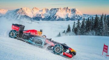 Видео: Макс Ферстаппен против олимпийского чемпиона по горным лыжам