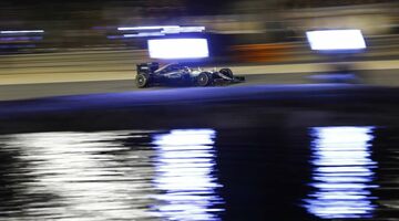 Льюис Хэмилтон на поул-позиции Гран При Бахрейна