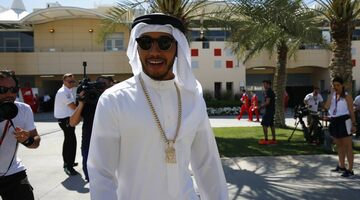 Льюис Хэмилтон подвергся критике за арабский наряд на Гран При Бахрейна