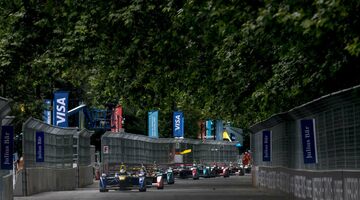 Видео: Лучшие моменты этапа Формулы E в Лондоне