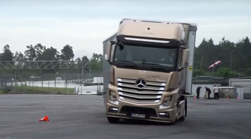 Видео: Росберг, Хюлькенберг и Верляйн за рулём фуры Mercedes Actros