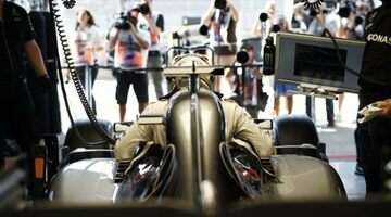 Как проходит запуск двигателя на машине Формулы 1?