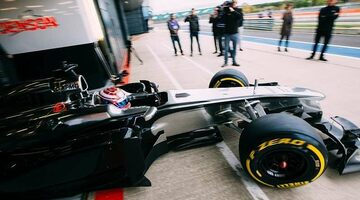 Лауреат Autosport BRDC Awards протестирует симулятор McLaren