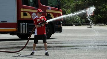 Видео: Кими Райкконен попробовал себя в роли пожарного