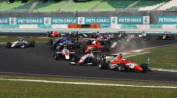 Джейк Деннис выиграл гонку GP3 в Малайзии