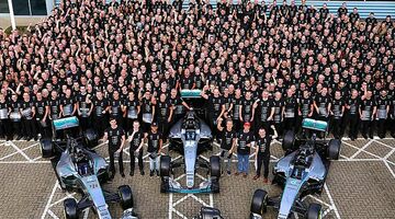 Гонщики и руководители Mercedes поздравили сотрудников в Брэкли и Бриксуорте с победой в Кубке конструкторов