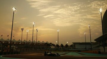 Льюис Хэмилтон продолжает задавать темп во второй тренировке в Абу-Даби