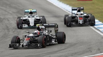Эрик Булье: С лучшим мотором McLaren выигрывала бы гонки в 2016 году