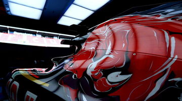 Видео: Запуск двигателя на новой машине Toro Rosso