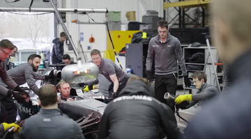 Видео: В Mercedes тренируют пит-стопы с широкими шинами