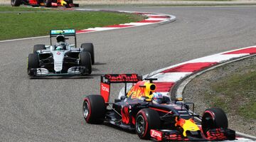 Red Bull Racing подозревает Mercedes в сжигании масла вместе с топливом