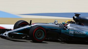 Льюис Хэмилтон быстрейший в первый день тестов в Бахрейне