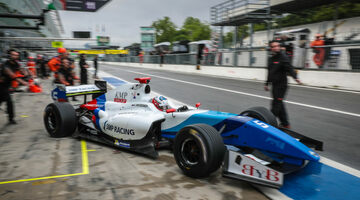 Российские пилоты ударно начали гоночный уик-энд Формулы V8 3.5 в Монце
