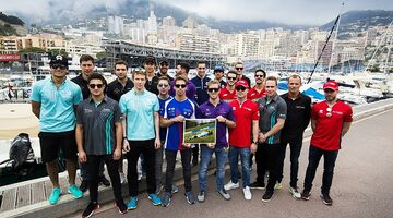 Пилоты Формулы Е организовали благотворительный заезд для Монгера в Париже