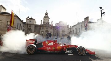 Британские фаны тепло встретили Феттеля на F1 Live в Лондоне