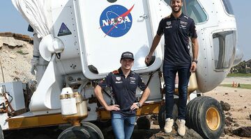 Гонщики Формулы 1 посетили базу NASA в Хьюстоне