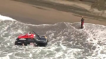 Не дюны, так вода. Машину гонщика X-Raid Mini унесло волной в Тихий океан