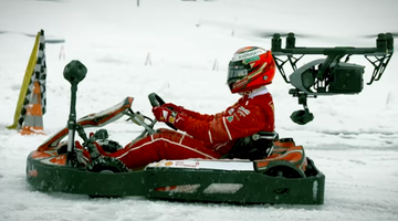 Видео: Кими Райкконен бросил гоночный вызов беспилотнику в заснеженных Альпах