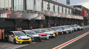 В Валенсии проходят сравнительные испытания автомобилей TCR