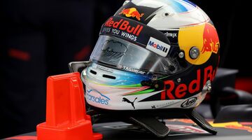 Гонщики Red Bull обновили оформление шлемов в преддверии сезона-2018