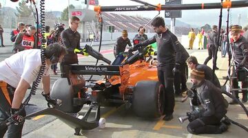 Видео: Как механики McLaren опозорились при отработке пит-стопов на тестах