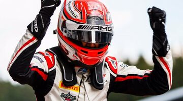 Джордж Рассел отпраздновал победу в первой гонке Формулы 2 в Шпильберге