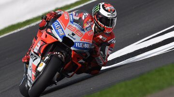 Хорхе Лоренсо выиграл сумасшедшую квалификацию MotoGP в Сильверстоуне