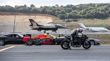 Машина Формулы 1 против самолетов, суперкаров и мотоцикла – кто быстрее?