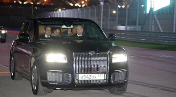 Владимир Путин проехал за рулем машины Aurus по Сочи Автодрому
