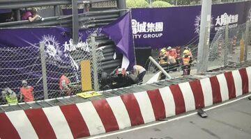 Гонка Формулы 3 в Макао остановлена из-за страшной аварии Софии Флёрш