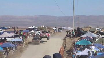 Видео: Александер Росси чудом избежал лобового столкновения на ралли-рейде в Мексике