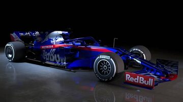 Команда Даниила Квята Toro Rosso представила новую машину STR14