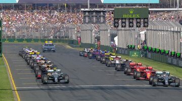 Валттери Боттас захватил лидерство на старте Гран При Австралии