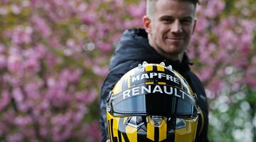 Гонщики Renault представили ретро-дизайн шлемов для юбилейного Гран При