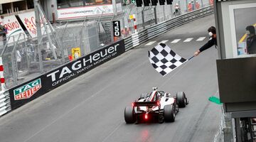 Ник де Врис выиграл первую гонку Формулы 2 в Монако