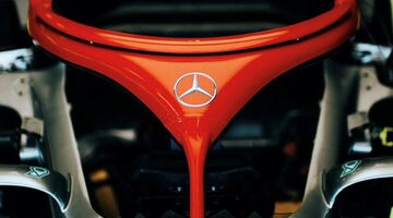 Mercedes покрасила «ореол» в красный цвет в память о Ники Лауде