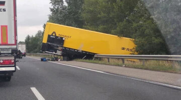 Трейлер Renault попал в аварию по дороге в Венгрию
