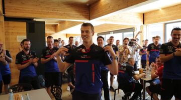 Видео: Toro Rosso поздравляет Даниила Квята с рождением дочери