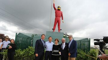 В Сан-Паулу установили 3,5-метровую скульптуру Айртона Сенны