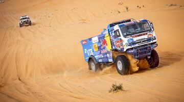Видео: Экипаж Николаева чинит мотор гоночного КАМАЗа в пустыне