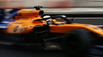 Видео: McLaren торжественно завела двигатель на новой машине