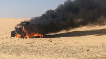 Видео: Пожар уничтожил багги на ралли-рейде в Катаре