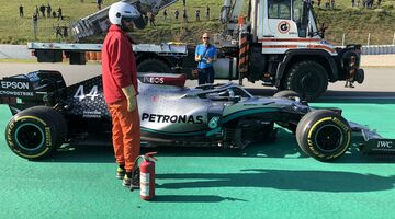 Машина Mercedes сломалась в начале симуляции гонки