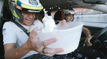 Гонщики McLaren покатались с чашкой молока – получилось безумно смешно