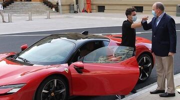 Видео: Шарль Леклер за рулём дорожной Ferrari в пустом Монако