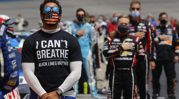 Скандал в NASCAR: Темнокожему гонщику подбросили висельную петлю